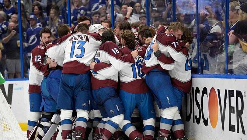 Nico Sturm (2.v.r) feiert den Gewinn des Stanley Cups zusammen mit seinen Teamkollegen.