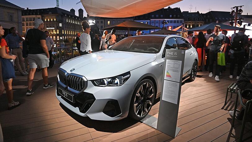 In historischer Kulisse wird hier vor der Oper ein BMW präsentiert.