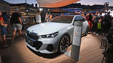 In historischer Kulisse wird hier vor der Oper ein BMW präsentiert.