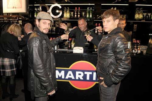 00cool: Vinzenz Kiefer (r.) und Schauspiel-Spezl Manuel Cortez trinken bei Dolce Martini und schauen lässiger als Bond.