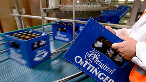 Produktion in der Oettinger Brauerei in Braunschweig. Derzeit ruht die Produktion wegen eines Warnstreiks. (Archivbild)