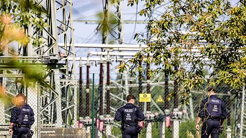 Einsatzkr&auml;fte der Polizei durchsuchten auch am Tag nach der Tat das Gel&auml;nde um die Hochspannungsleitungen.