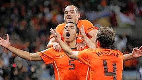 Auf dem Weg zum ersten Titel? Die Holländer Snejder (hinten) und Mathijsen freuen sich mit Torschütze van Bronckhorst, der zum 1:0 gegen Uruguay traf. Auf dem Weg zum ersten Titel? Die Holländer Snejder (hinten) und Mathijsen freuen sich mit Torschütze van Bronckhorst, der zum 1:0 gegen Uruguay traf.