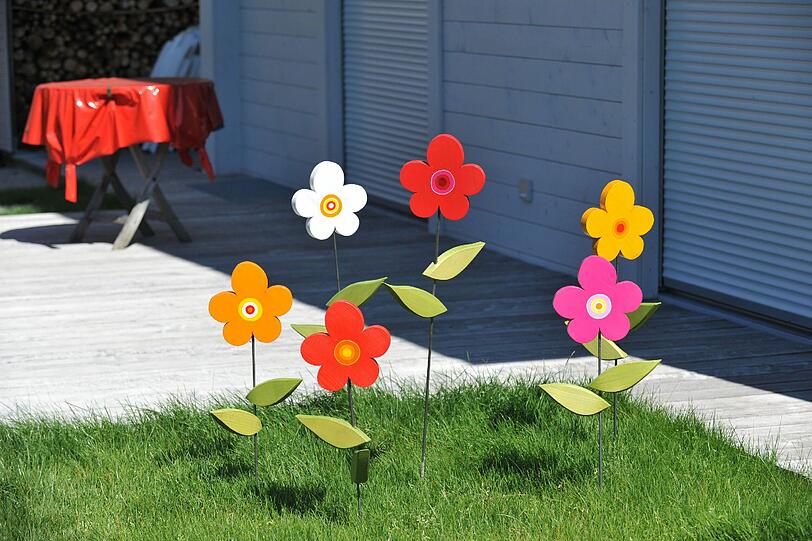 Der gepfelgte Garten mit bunten Blumen.