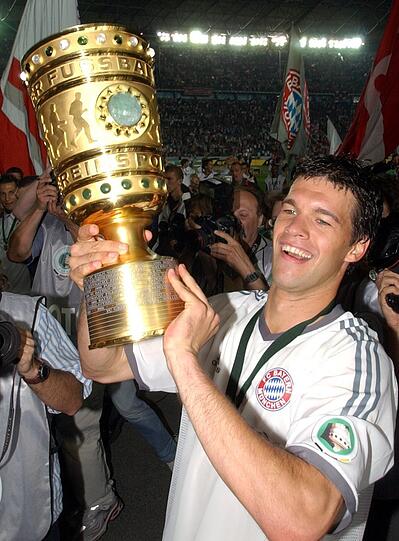 Ballack feiert 2003 den Sieg im DFB-Pokal gegen Kaiserslautern.
