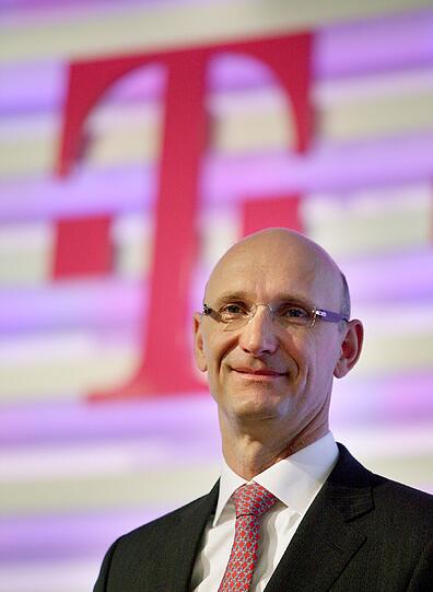 Der Kronprinz kommt ans Ruder: Sie gelten als enge Vertraute, sogar als Freunde: Jetzt wird Timotheus Höttges (50) der Nachfolger von René Obermann (49) an der Spitze der Telekom, eine der größten deutschen Firmen. Der Name ist wenig überraschend, Höttges galt seit langem als Kronprinz und rechte Hand &ndash; aber der Zeitpunkt: 49 ist recht früh zum Aufhören. Allerdings will Obermann nicht in den Ruhestand, sondern zurück ins operative Geschäft und tägliche Getümmel. Das große Ganze übergibt er an Höttges. Der schlanke, großgewachsene Manager, der gern joggt, golft und segelt, gilt als Vordenker. Er hatte es als Zuständiger im Vorstand geschafft, die Rückgänge beim Festnetz zu reduzieren. Das soll er jetzt für die ganze Firma machen.