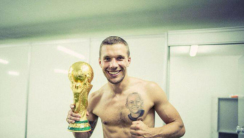 Lukas Podolski mit Pokal und Tattoo Lukas Podolski mit Pokal und Tattoo