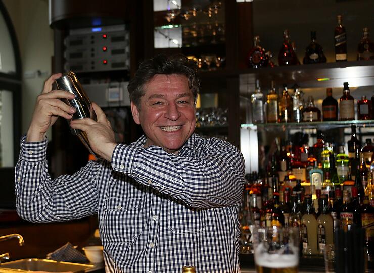 Einer der drei Wirte: Herbert Moser legt Hand an.