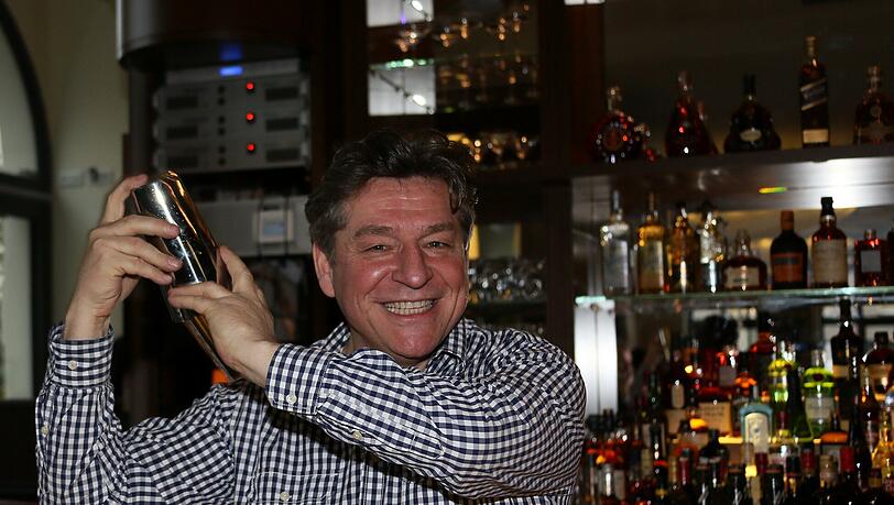 Einer der drei Wirte: Herbert Moser legt Hand an. Einer der drei Wirte: Herbert Moser legt Hand an.