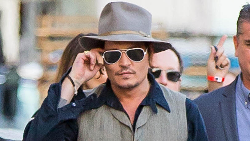 Johnny Depp spielt den Mafioso James "Whitey" Bulger, der in den 70er Jahren in Boston Angst und Schrecken verbreitete. Johnny Depp spielt den Mafioso James "Whitey" Bulger, der in den 70er Jahren in Boston Angst und Schrecken verbreitete.