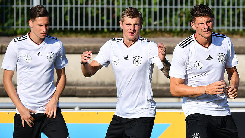 Blick auf den Trainingsplatz: Julian Draxler, Toni Kroos und Mario Gomez (von links). Blick auf den Trainingsplatz: Julian Draxler, Toni Kroos und Mario Gomez (von links).
