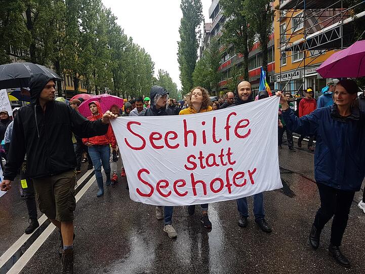 Die Ausgehetzt-Demonstranten machten ihrem Unmut mit Schildern und Sprüchen Luft.