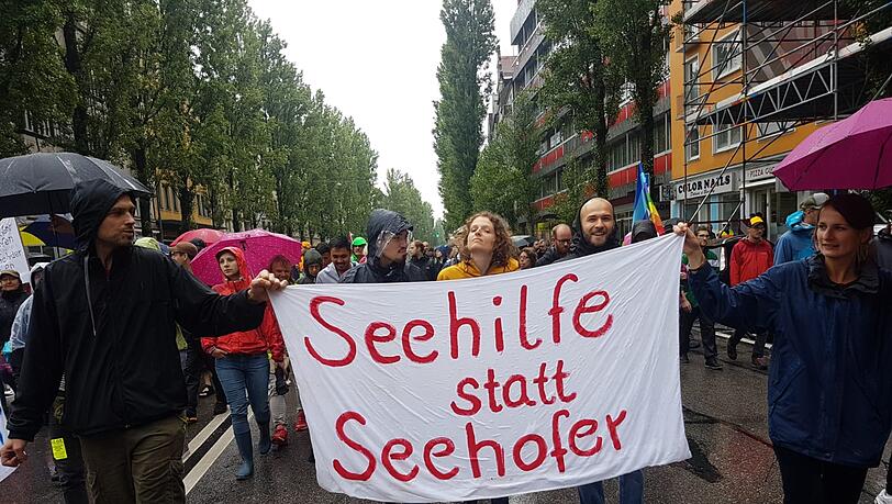 Die Ausgehetzt-Demonstranten machten ihrem Unmut mit Schildern und Sprüchen Luft. Die Ausgehetzt-Demonstranten machten ihrem Unmut mit Schildern und Sprüchen Luft.