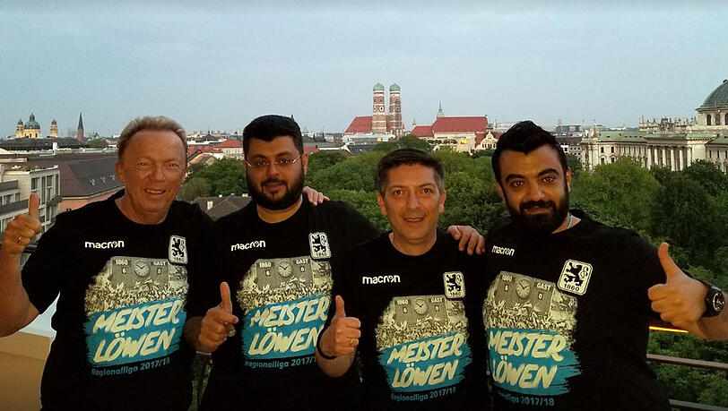 Daumen hoch! Peter Cassalette, Hasan Ismaik, Saki Stimoniaris und Yaya Ismaik gratulieren den Löwen zur Regionalliga-Meisterschaft. Daumen hoch! Peter Cassalette, Hasan Ismaik, Saki Stimoniaris und Yaya Ismaik gratulieren den Löwen zur Regionalliga-Meisterschaft.