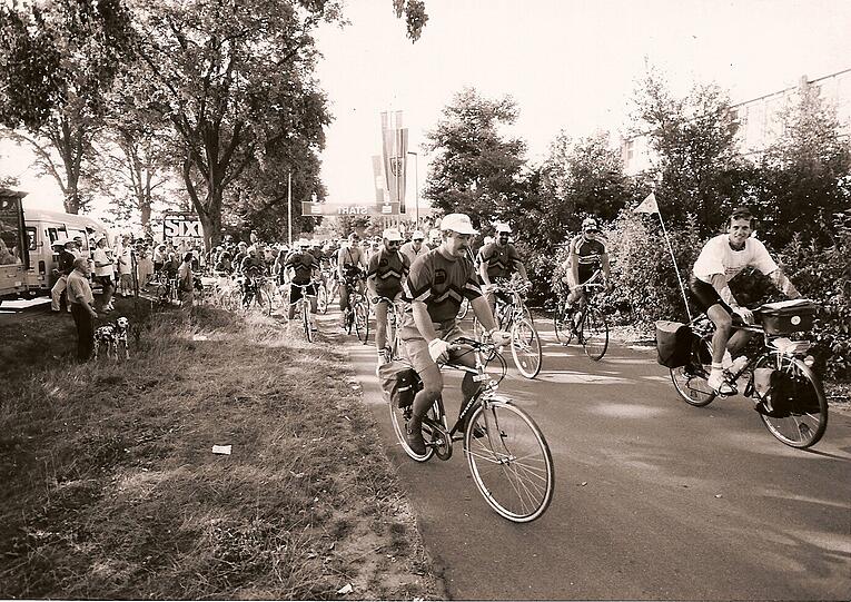 Kappen statt Helme: Startschuss für die erste BR-Radltour am 28. Juli 1990.