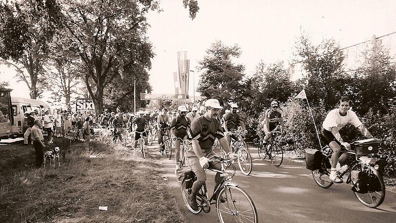 Kappen statt Helme: Startschuss für die erste BR-Radltour am 28. Juli 1990. Kappen statt Helme: Startschuss für die erste BR-Radltour am 28. Juli 1990.