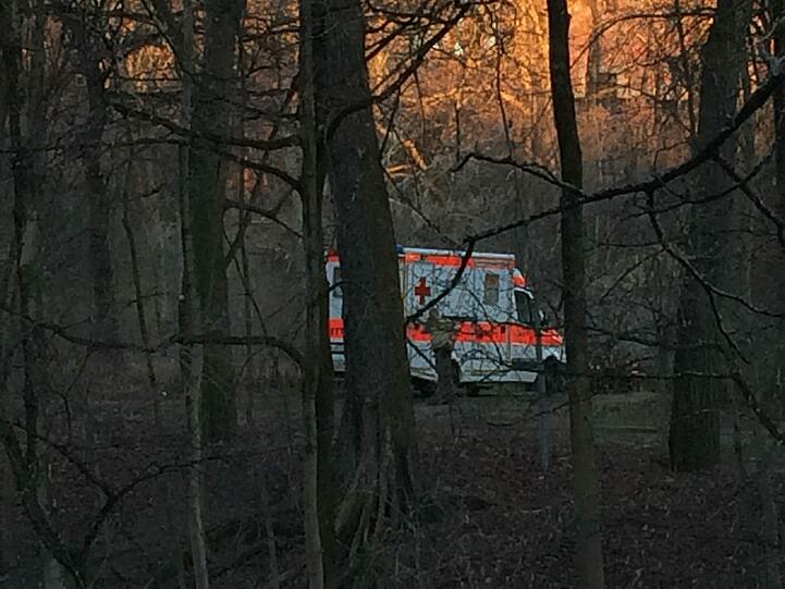 ... fährt hier der Krankenwagen wieder davon.