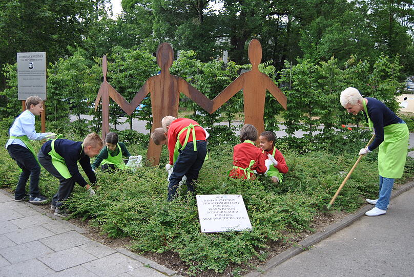 Die Drittklässler der Reinhard-Wallbrecher-Grundschule in Solln und die Sollnerin Liselotte Schneider kümmern sich künftig um das Mahnmal.