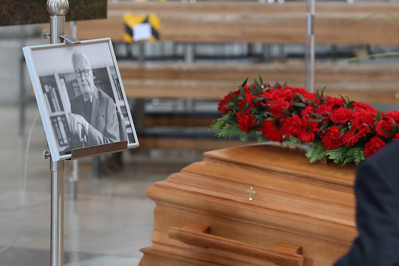 Der Trauergottesdienst für den verstorbenen Alt-OB Hans-Jochen Vogel fand im kleinen Rahmen statt. Oberbürgermeister Dieter Reiter sowie die Bürgermeisterinnen Katrin Habenschaden und Verena Dietl nahmen als Vertreter der Stadt München teil.