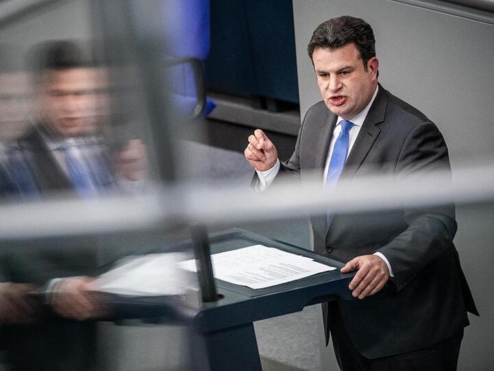 Hubertus Heil (SPD), Bundesminister für Arbeit und Soziales, spricht im Bundestag zu den Arbeitsbedingungen in der Fleischindustrie.