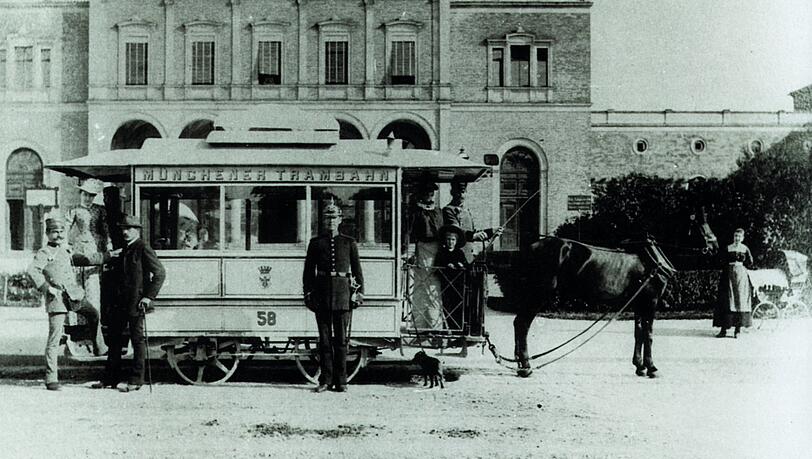 Adrett, stramm - nur das Zamperl vorne rechts mag nicht recht posieren für die Aufnahme vor dem neuen Ostbahnhof und der Pferdetram in den 1870er Jahren.