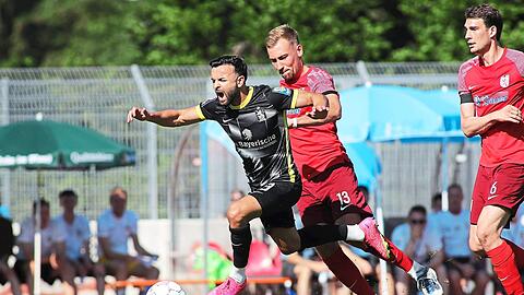 Hatten keinen leichten Stand gegen die roten Löwen des TSV 1880 Wasserburg: Albion Vrenezi und die Blauen im ersten, müden Testkick der Saison 2023/24.