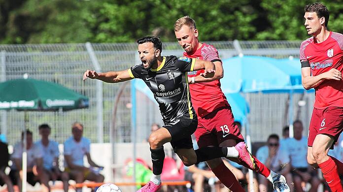 Hatten keinen leichten Stand gegen die roten Löwen des TSV 1880 Wasserburg: Albion Vrenezi und die Blauen im ersten, müden Testkick der Saison 2023/24.