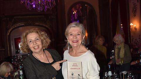 Freundinnen seit 50 Jahren: Jutta Speidel (r.) mit Michaela May und ihrem Buch "Amaryllis" im Silbersaal im Deutschen Theater.