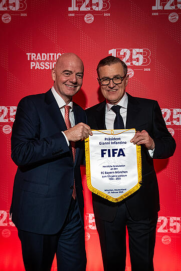 Überreichte Bayern-Boss Jan-Christian Dreesen einen Wimpel: FIFA-Präsident Gianni Infantino.
