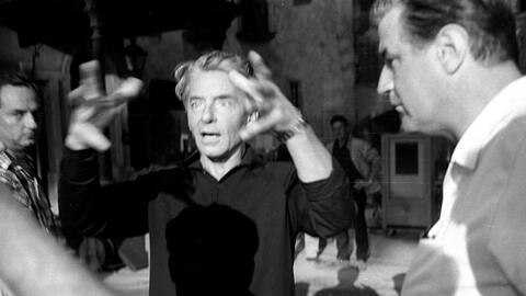 Herbert von Karajan erkl&auml;rt als Regisseur w&auml;hrend der Dreharbeiten zum Film &bdquo;Carmen&ldquo; seinen Mitarbeitern mit gro&szlig;en Gesten wie er sich das so vorstellt.