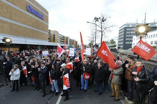 Die Demonstranten versammelten sich vor dem Nürnberger Quelle-Kaufhaus