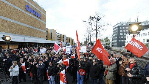 Die Demonstranten versammelten sich vor dem Nürnberger Quelle-Kaufhaus Die Demonstranten versammelten sich vor dem Nürnberger Quelle-Kaufhaus