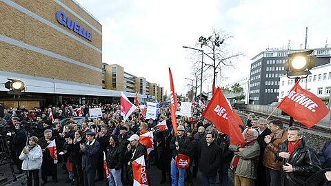 Die Demonstranten versammelten sich vor dem Nürnberger Quelle-Kaufhaus