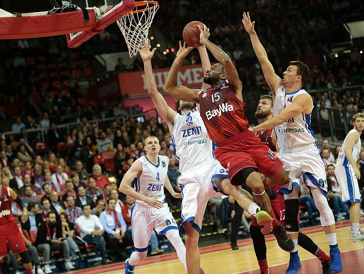 Reggie Redding (FC Bayern) gegen Anton Pushkov (St. Petersburg).