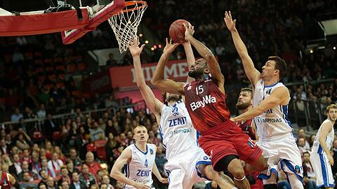 Reggie Redding (FC Bayern) gegen Anton Pushkov (St. Petersburg).