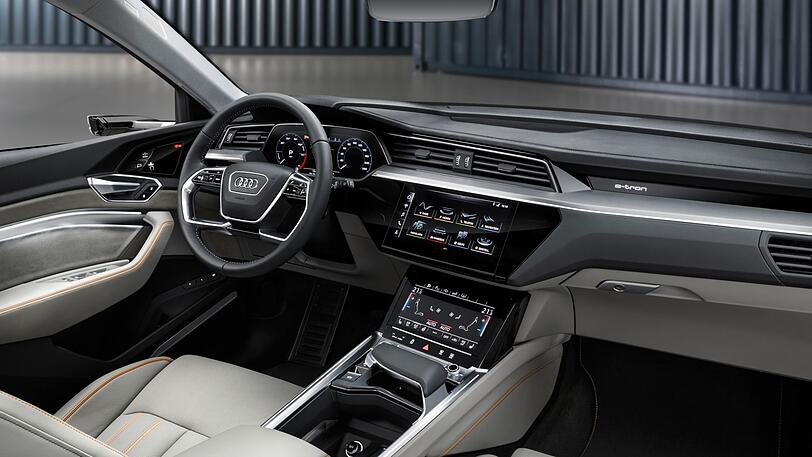 Hochwertig, sachlich, funktional: Das e-tron-Cockpit verbreitet technoide Kühle.