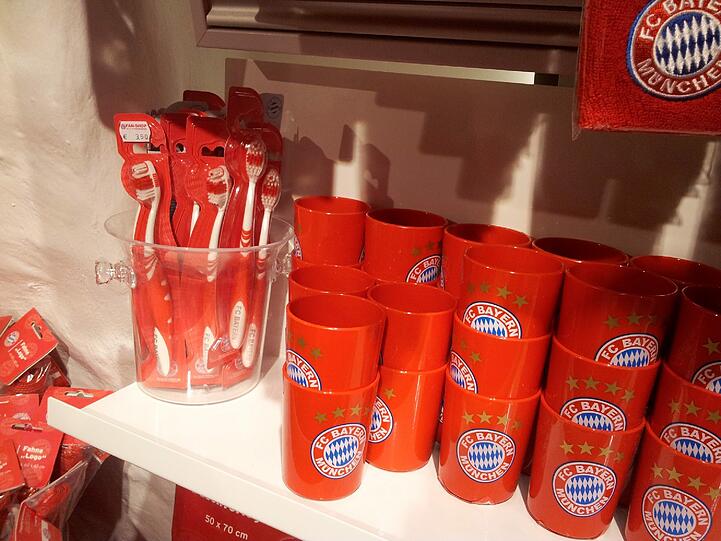 ...Zahnbürsten und Zahnputzbecher...