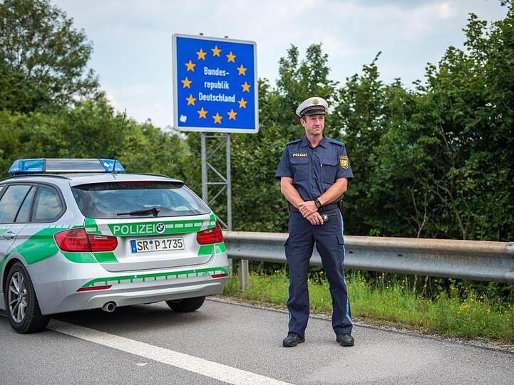 Ein Beamter der bayerischen Grenzpolizei steht am Grenzübergang Kirchdorf. Foto: Lino Mirgeler/dpa/Archivbild