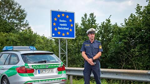Ein Beamter der bayerischen Grenzpolizei steht am Grenzübergang Kirchdorf. Foto: Lino Mirgeler/dpa/Archivbild