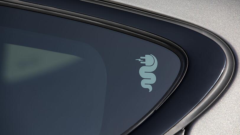 Elektrisch: Die Alfa Romeo-Schlange hat im Teilzeit-Stromer einen Stecker als Maul.