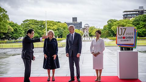 Japans Ministerpräsident Fumio Kishida (l) und seine Frau Yuko Kishida (r) begrüßen US-Präsident Joe Biden und First Lady Jill Biden zum G7-Gipfel.