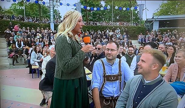 Gemeinsam mit ihren Zuschauern wundert sich Andrea Kiewel über die horrenden Wiesn-Preise in München.