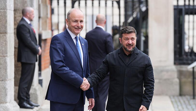 Der ukrainische Präsident Wolodymyr Selenskyj (r) reiste als Ehrengast zu Eröffnungsfeier nach Dublin. Er wurde von Regierungschef Micheál Martin begrüßt. Der ukrainische Präsident Wolodymyr Selenskyj (r) reiste als Ehrengast zu Eröffnungsfeier nach Dublin. Er wurde von Regierungschef Micheál Martin begrüßt.
