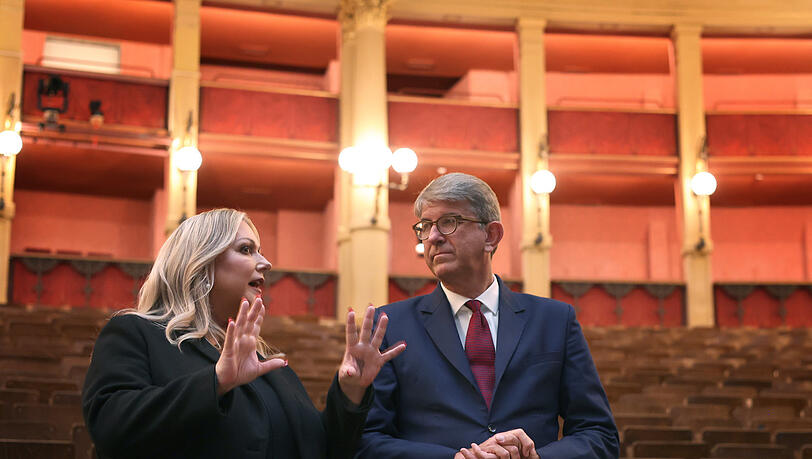 Katharina Wagner mit Wolfram Weimer bei einem Rundgang durch das Bayreuther Festspielhaus.