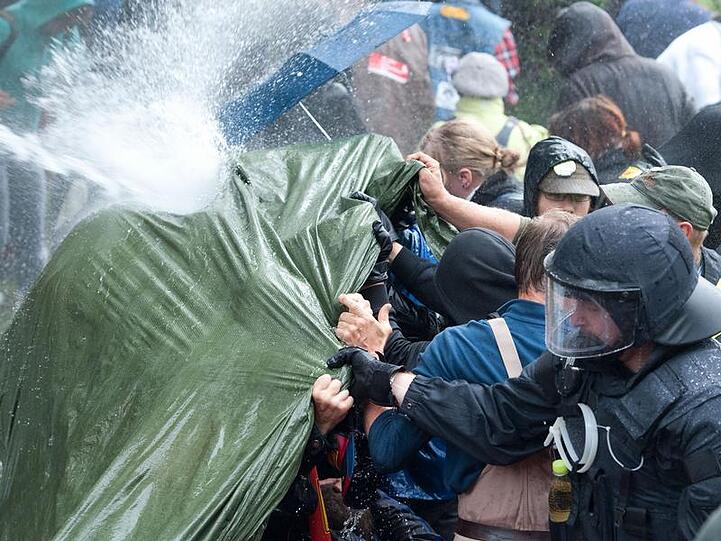 Wasserwerfer der Polizei gegen Demonstranten in Stuttgart