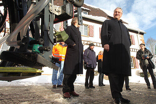Innenminister Joachim Herrmann (Mitte) besuchte am Freitag die Autobahnmeisterei Nürnberg-Fischbach.