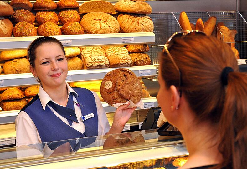 Schritt 9: In den Rischart-Filialen selbst wird nichts aufgebacken, alles wird frisch geliefert. Pro Jahr gehen 1,5 Millionen Kaisersemmeln über die Theke.

Weiterlesen: So entsteht eine Breze...