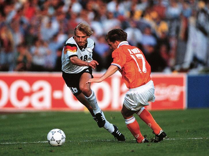... nächste Aufeinandertreffen mit der "Elftal" in der Vorrunde der EM 1992 in Schweden war für das DFB-Team um Klinsmann, ...