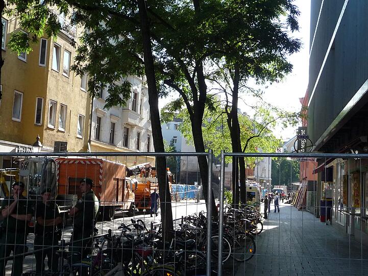 Schwabing am Tag nach der Bombensprengung: Die Spuren der Detonation sind deutlich zu erkennen. Im Laufe des Vormittags werden die Schäden an den Gebäuden der Umgebung erfasst.