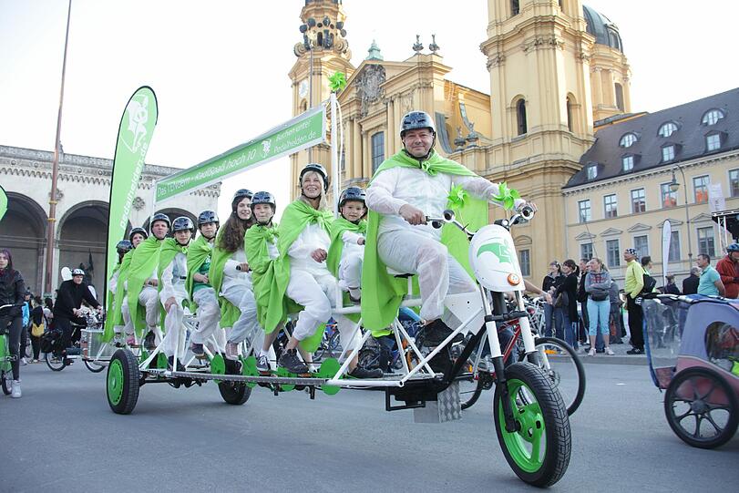 &bdquo;Hinten ist eine Auto-Achse, gelenkt wird mit einer Motorrad-Federgabel&ldquo;: Das Tendem mit Besatzung vor der Theatinerkirche.